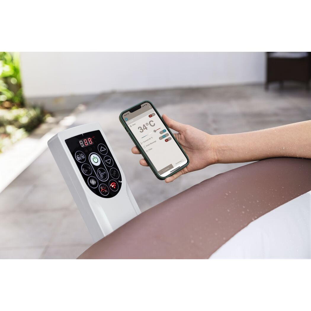Person steuert Whirlpool mit Smartphone