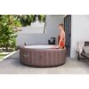 Person sitzt am Rand eines Whirlpools