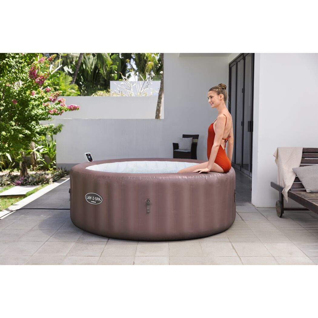 Person sitzt am Rand eines Whirlpools