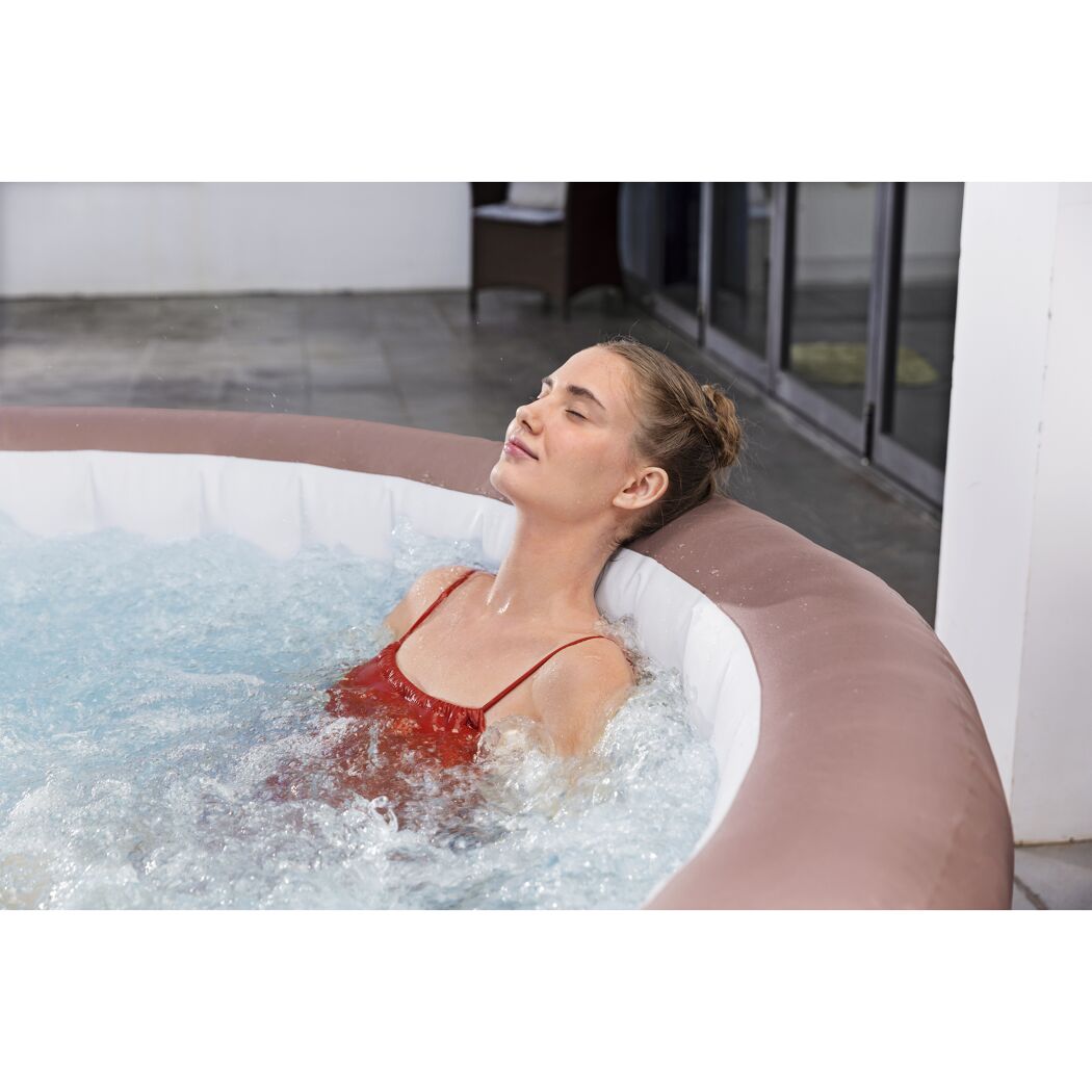 Person entspannt im Whirlpool