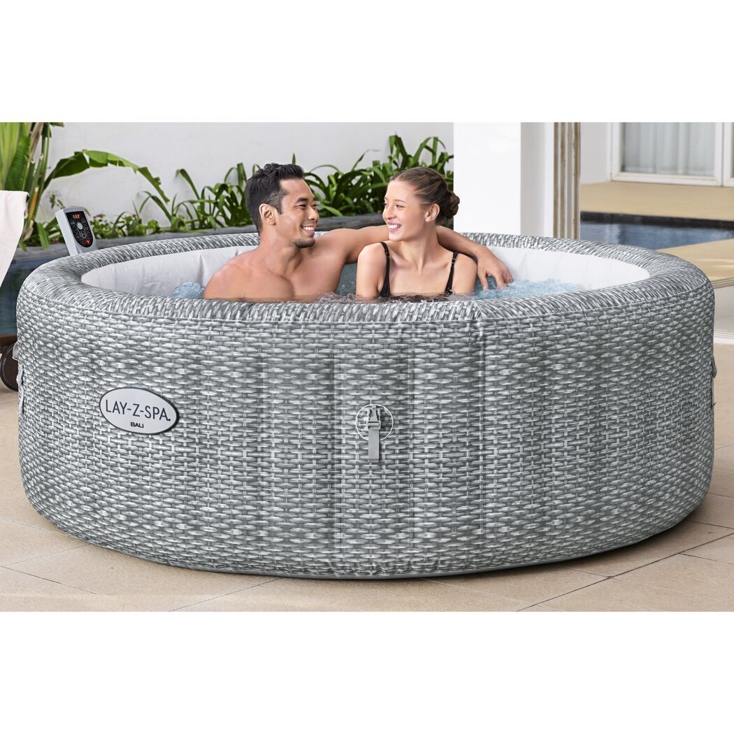 Zwei Personen in einem grauen Whirlpool