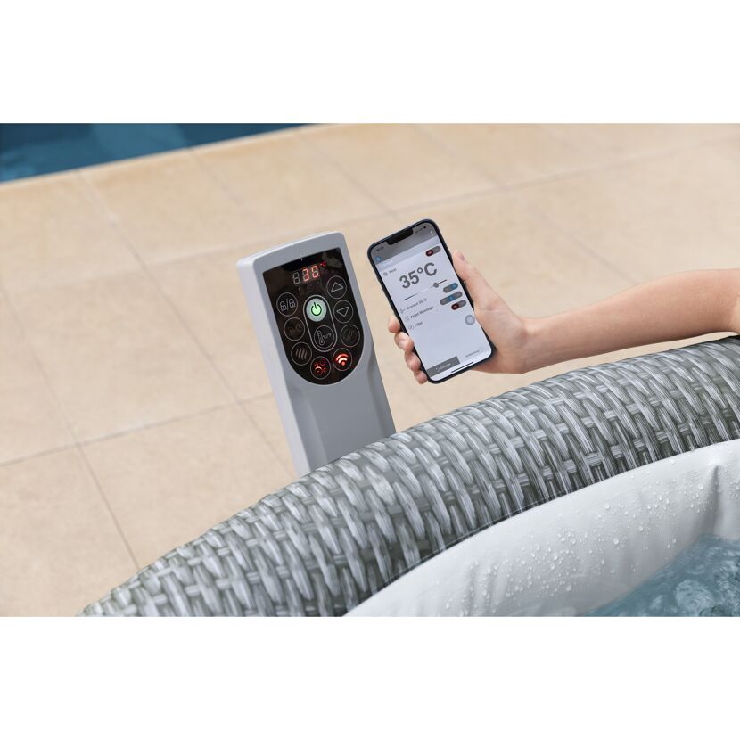 Person steuert Whirlpool mit Smartphone