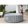 Aufblasbarer Whirlpool mit Person