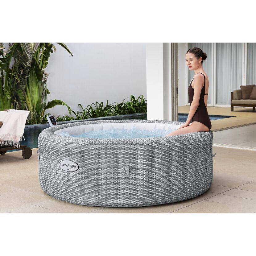 Aufblasbarer Whirlpool mit Person