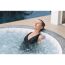 Person entspannt im Whirlpool