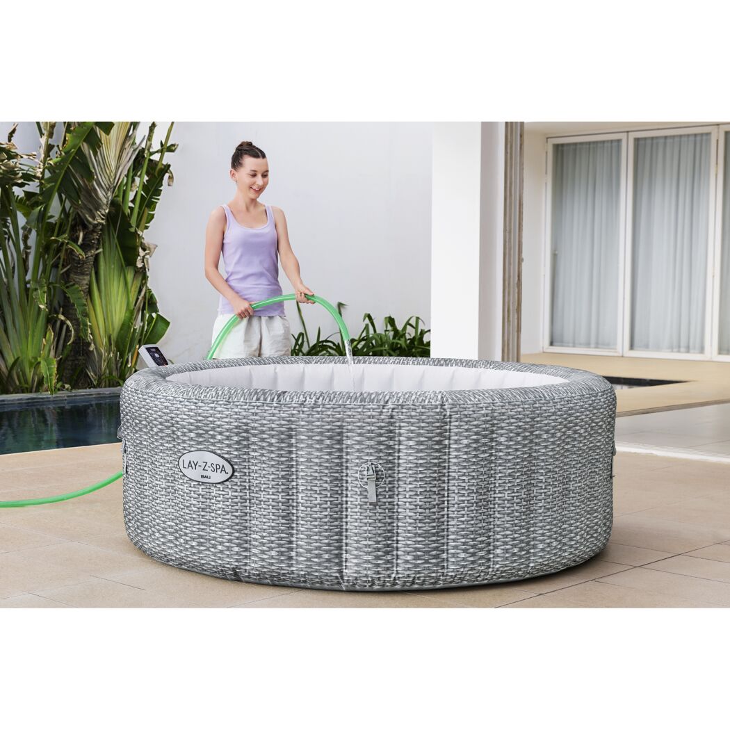 Aufblasbarer Whirlpool LAY-Z-SPA, befüllt mit Gartenschlauch