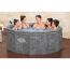 Fünf Personen in einem LAY-Z-SPA Whirlpool
