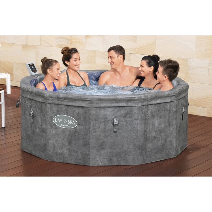 Fünf Personen in einem LAY-Z-SPA Whirlpool