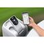 Person steuert Whirlpool mit Smartphone