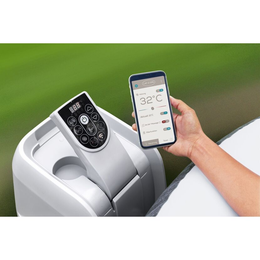 Person steuert Whirlpool mit Smartphone