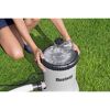 Person montiert Filterpumpe von Bestway