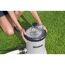 Person montiert Filterpumpe von Bestway