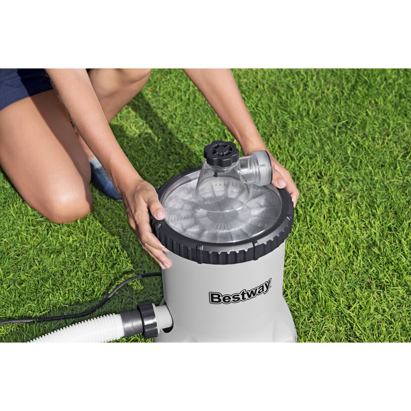 Person montiert Filterpumpe von Bestway