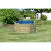 Achteckiger Holzpool mit blauer Innenfolie und Leiter