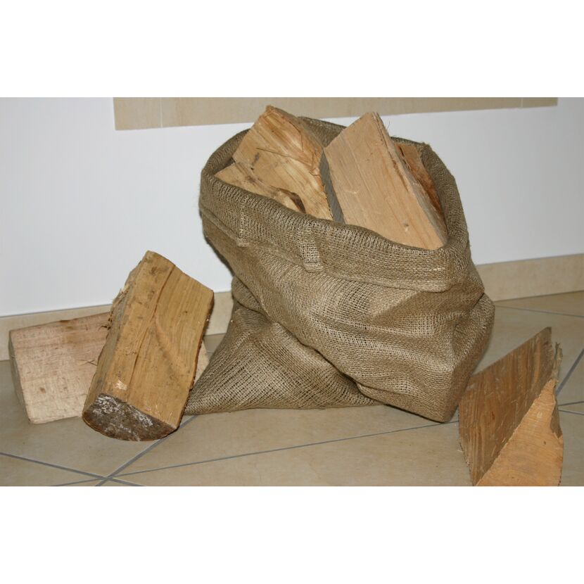 Jutesack mit Holzscheiten
