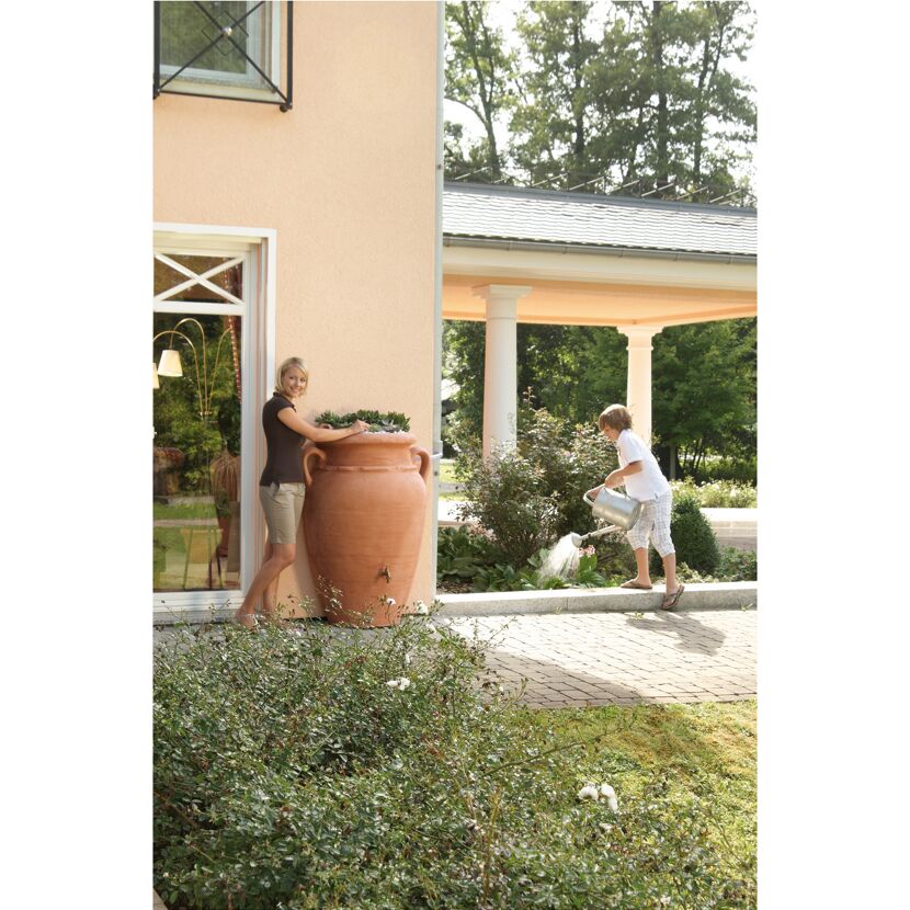 Person bepflanzt Antik-Amphore, Kind gießt mit Gießkanne