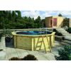 Achteckiger Holzpool mit Leiter und Luftmatratze