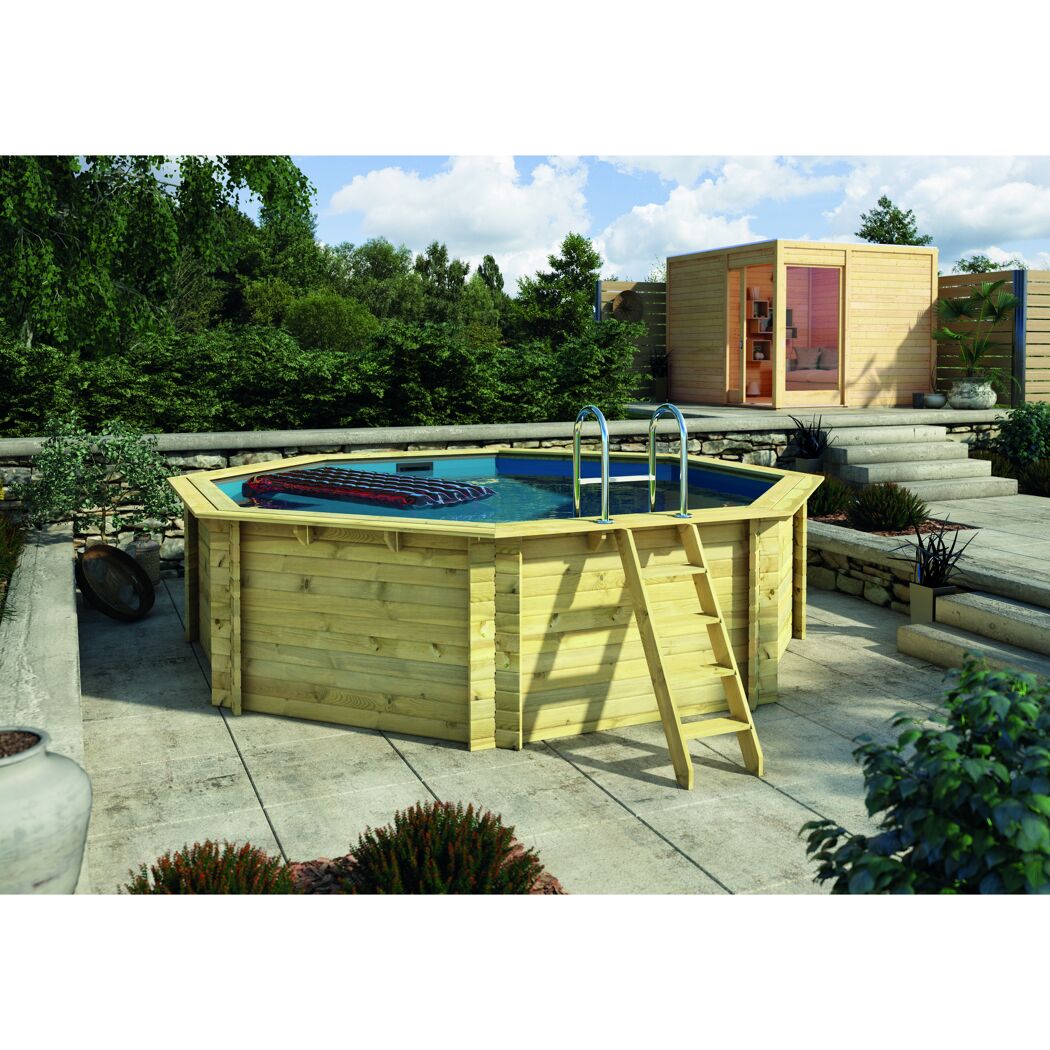 Achteckiger Holzpool mit Leiter und Luftmatratze
