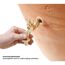 Person dreht einen goldenen Wasserhahn an einer Amphore an.