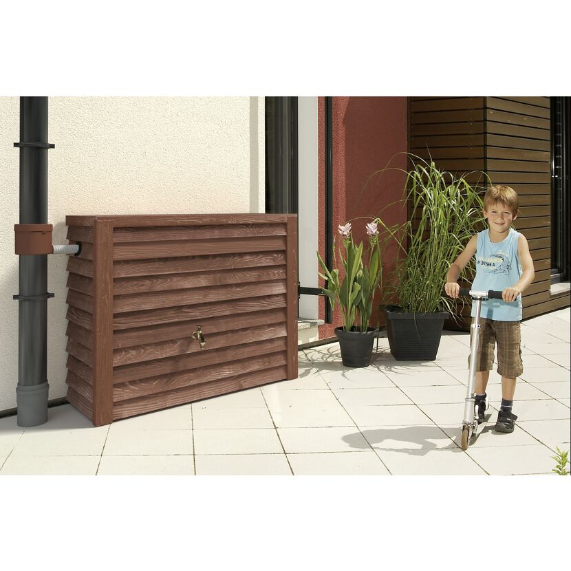 Brauner Wandtank Woody 350l mit Kind und Roller
