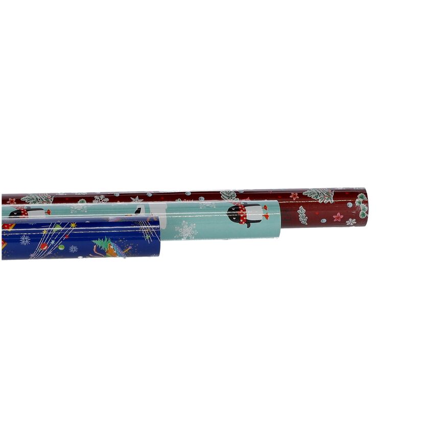 Drei Rollen Geschenkpapier mit weihnachtlichen Motiven