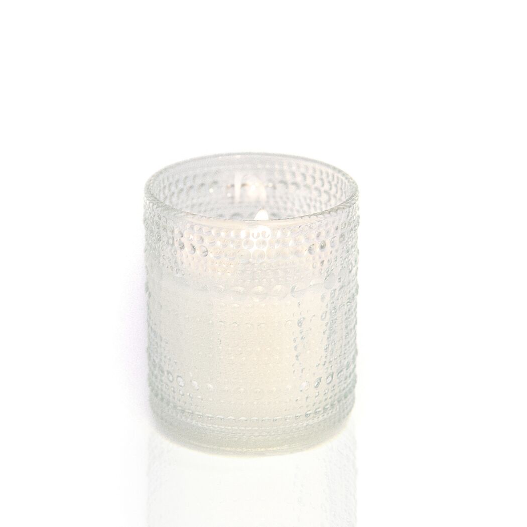 LED Kerze in einem durchsichtigen Glas mit Noppen.