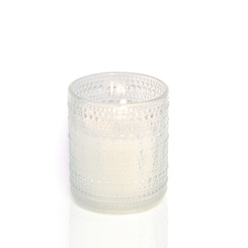 LED Kerze in einem durchsichtigen Glas mit Noppen.