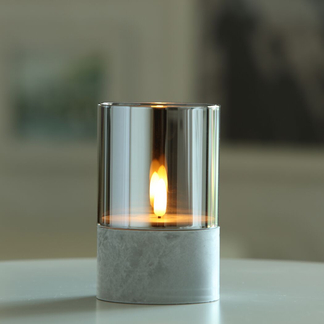LED-Kerze im Glas auf einem Tisch