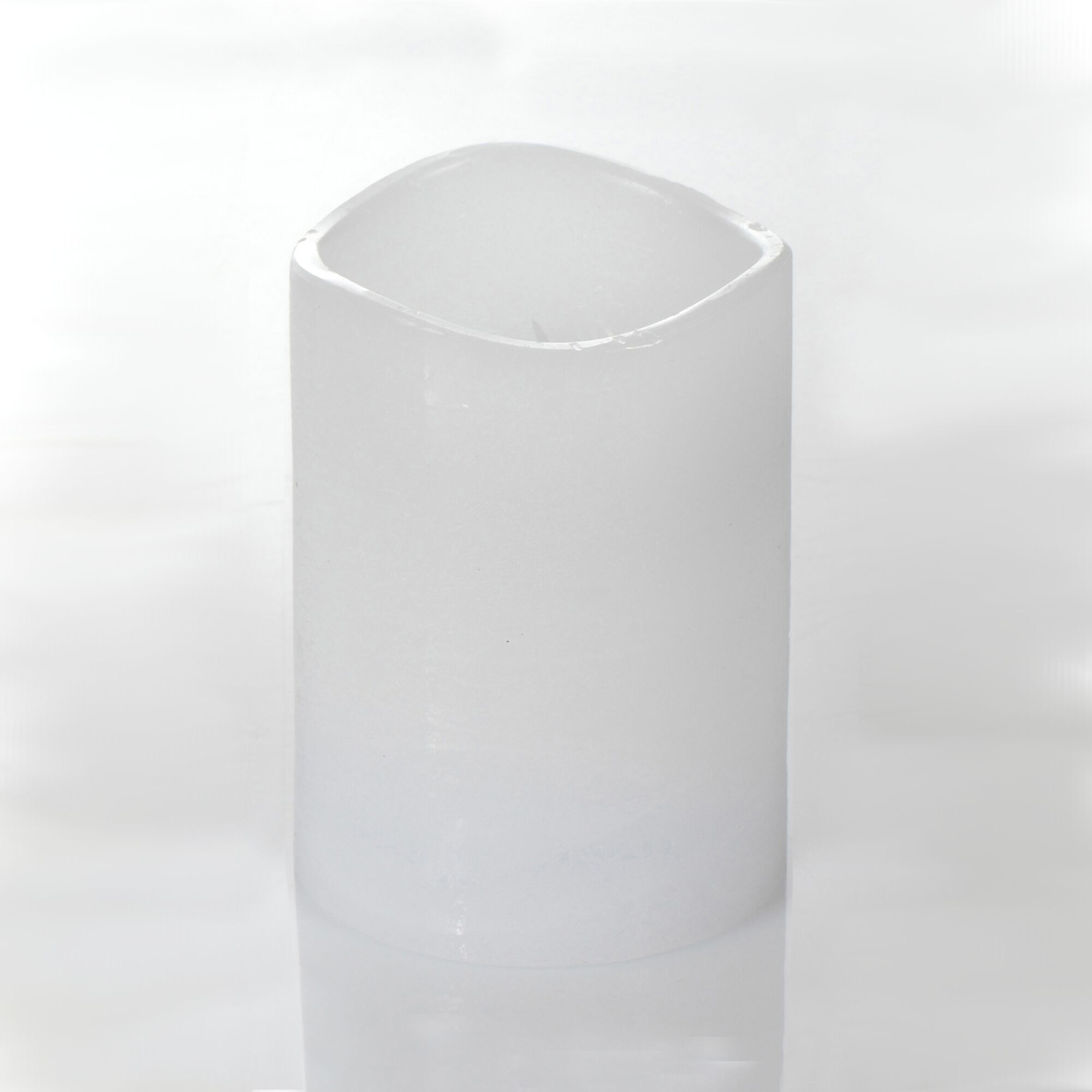 Weiße LED-Kerze Rustik, 7,5 x 12 cm