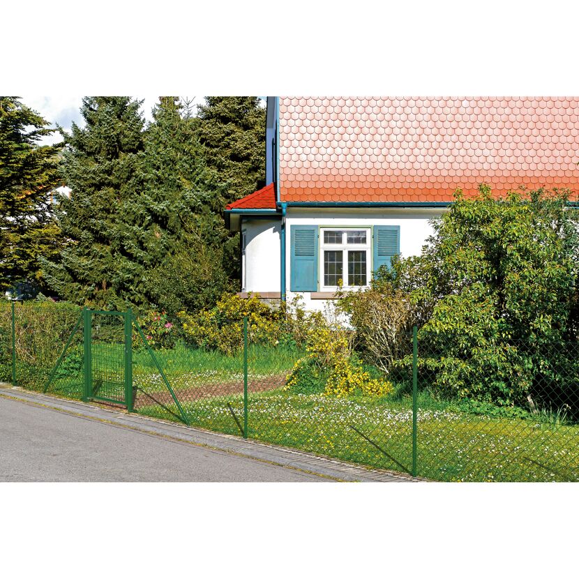 Grüner Maschendrahtzaun vor einem Haus