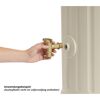 Person dreht einen goldenen Wasserhahn an einem Säulentank an.