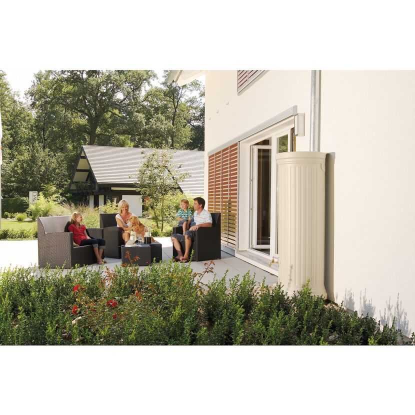 Familie entspannt auf der Terrasse mit Säulentank