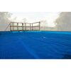Abgedeckter blauer Pool mit Holzleiter