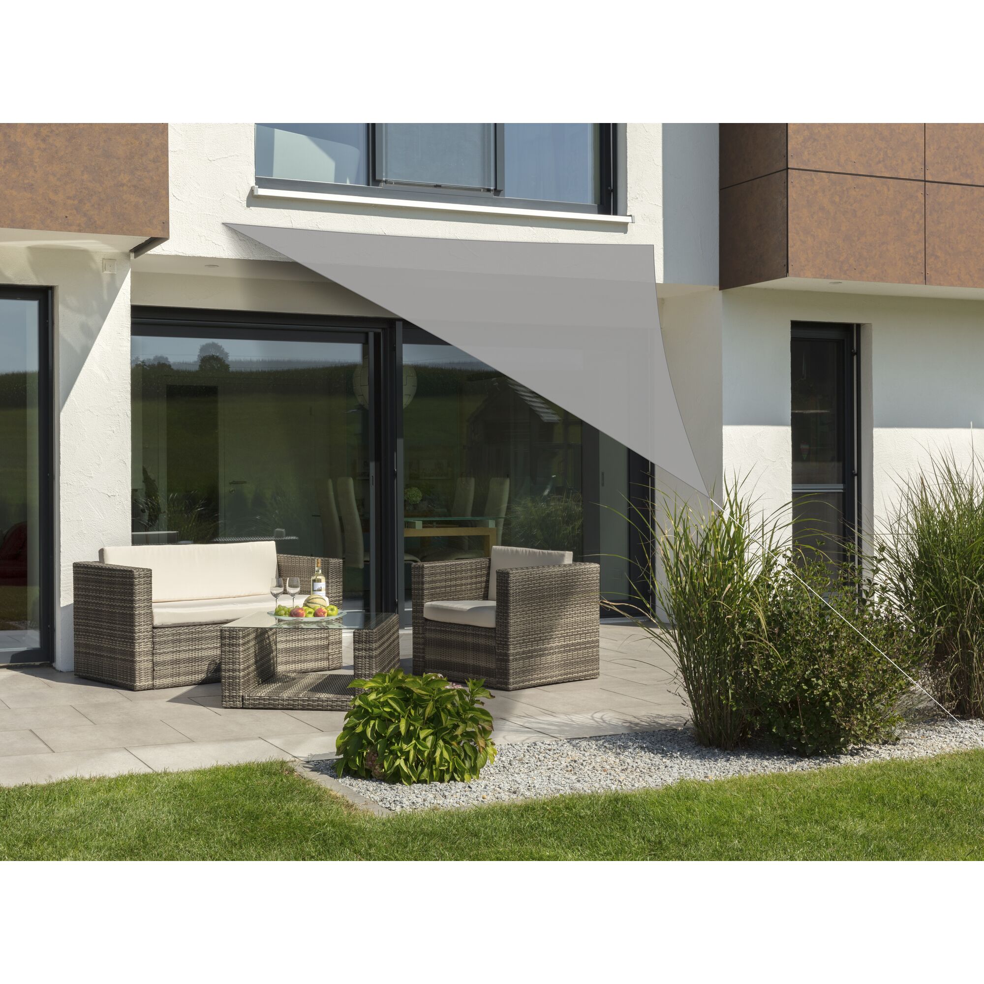 Graues Sonnensegel über einer Terrasse