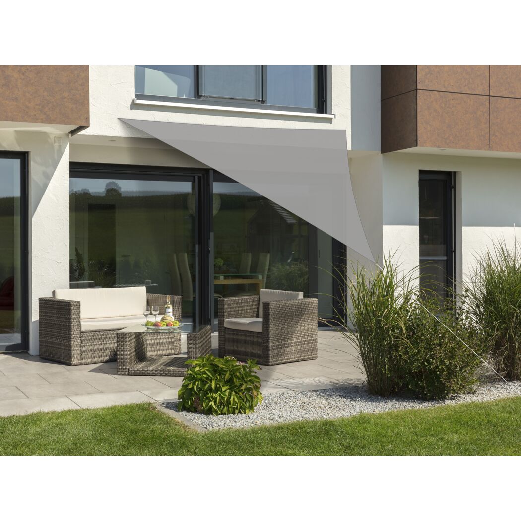 Graues Sonnensegel über einer Terrasse