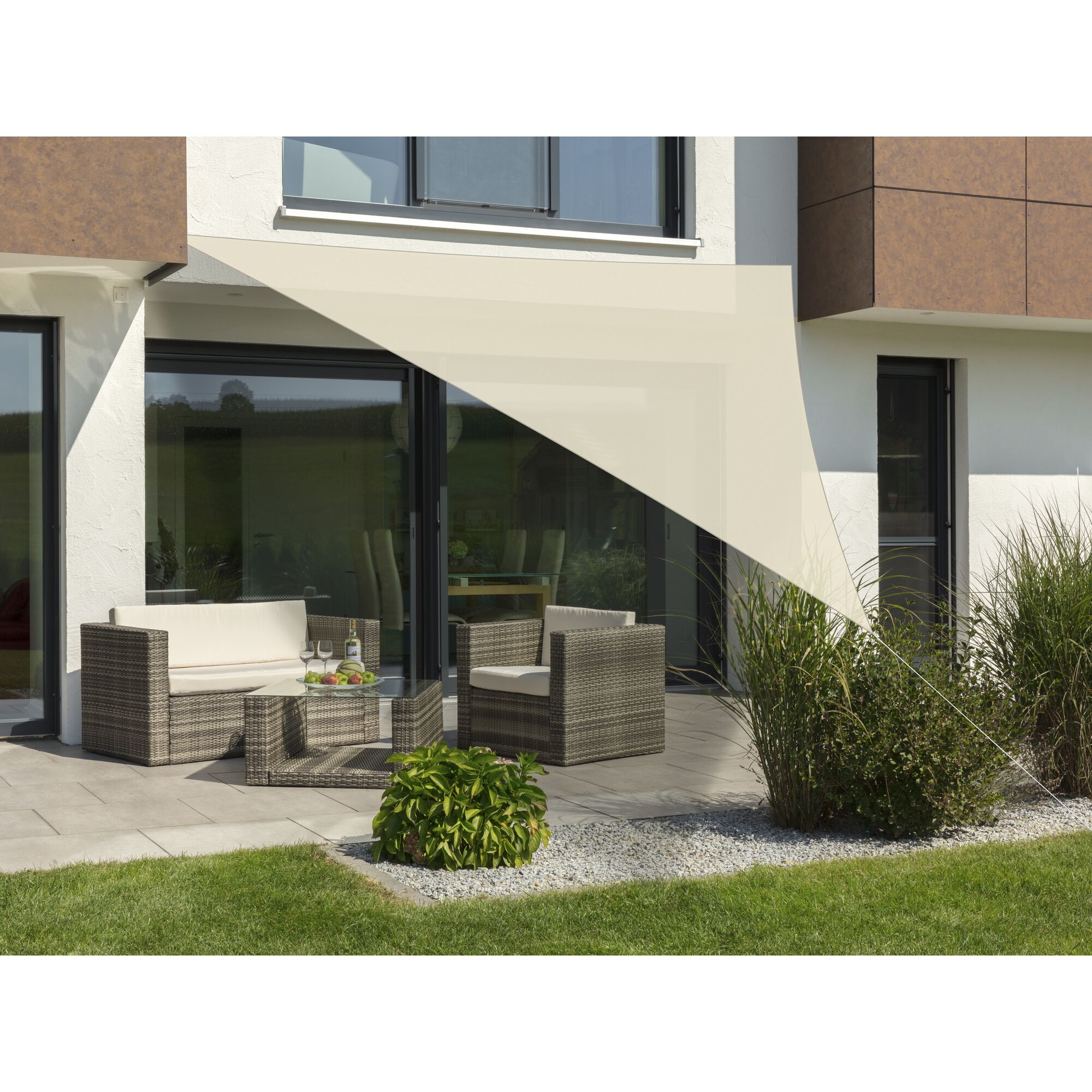 Beigefarbenes Sonnensegel Teneriffa über einer Terrasse