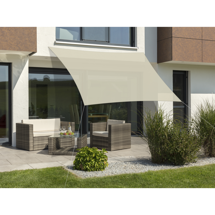 Sonnensegel über Gartensitzgruppe