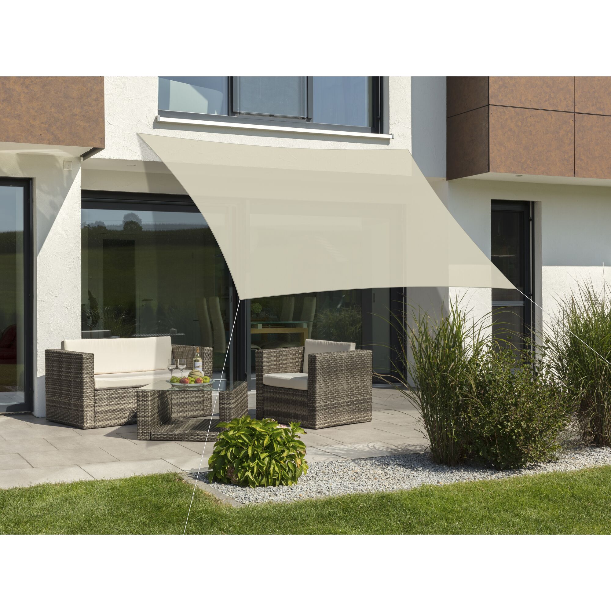 Sonnensegel über Gartensitzgruppe