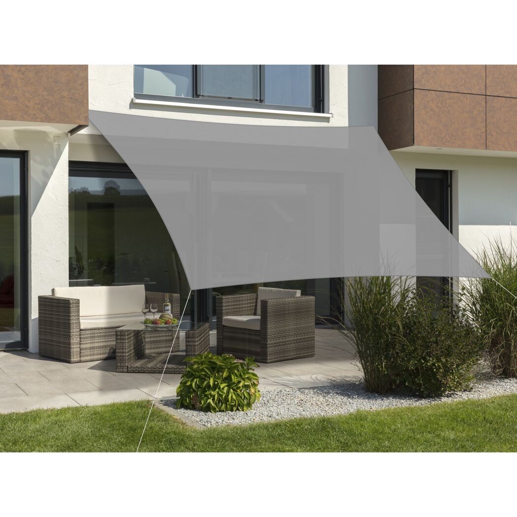 Graues Sonnensegel über einer Terrasse
