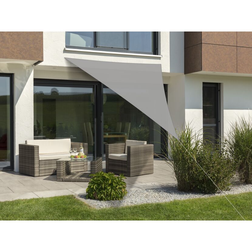 Graues Sonnensegel Lanzarote 400 über Terrasse