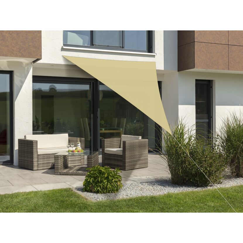 Beiges Sonnensegel Lanzarote über Gartensitzgruppe