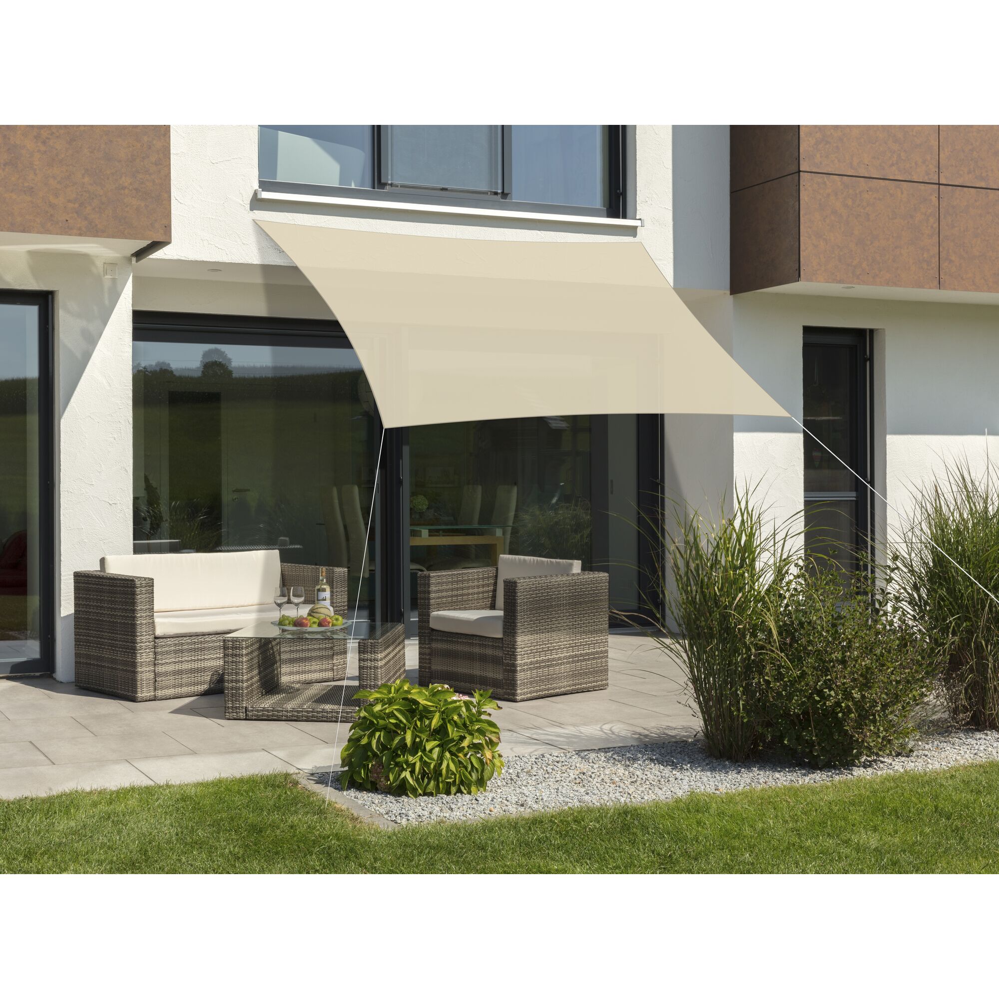 Beiges Sonnensegel Lanzarote 300 über einer Terrasse