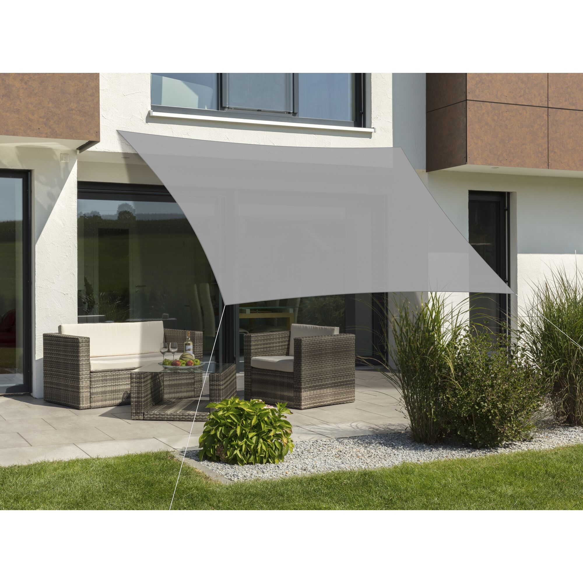 Graues Sonnensegel Lanzarote 400 über einer Terrasse