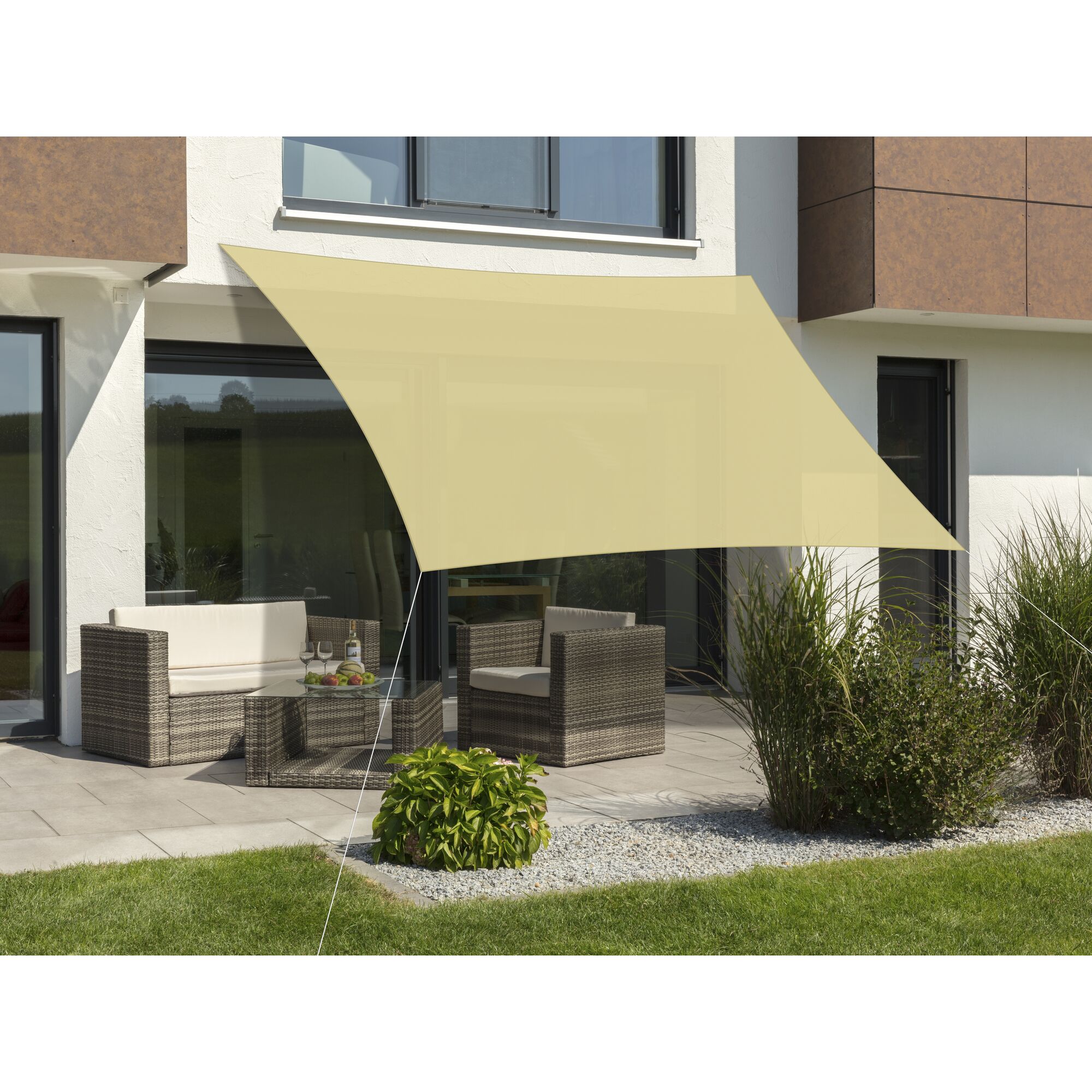 Beiges Sonnensegel über einer Terrasse