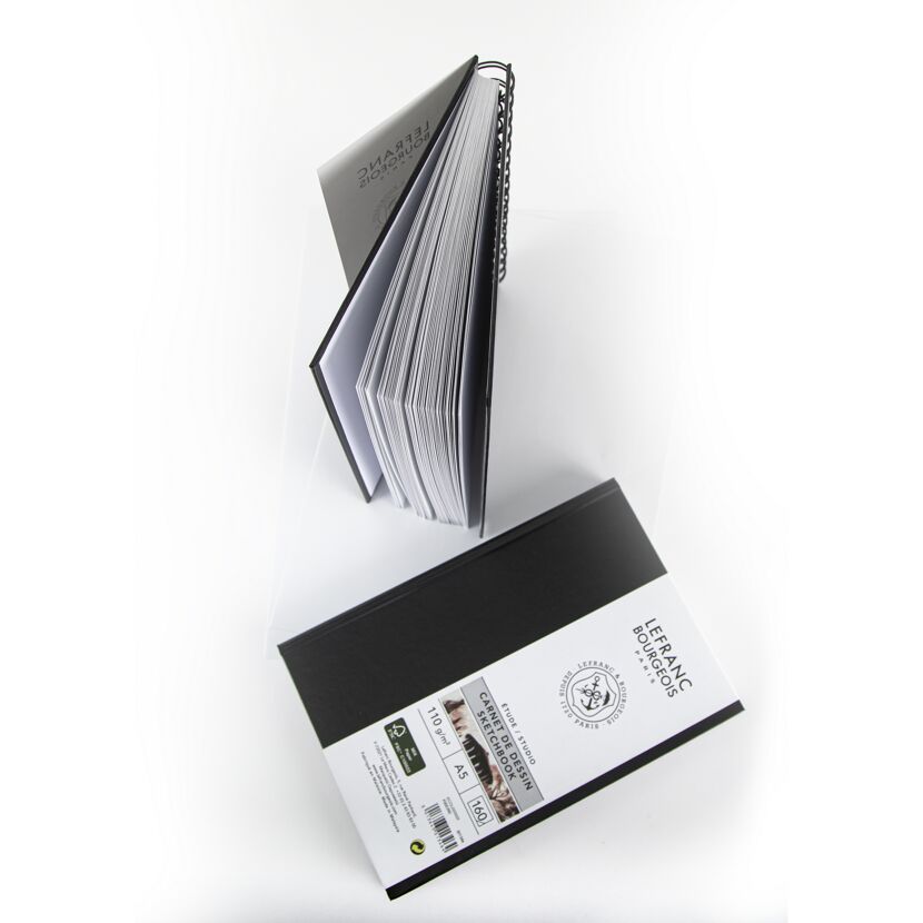 Zwei schwarze Skizzenbücher, eines davon geöffnet