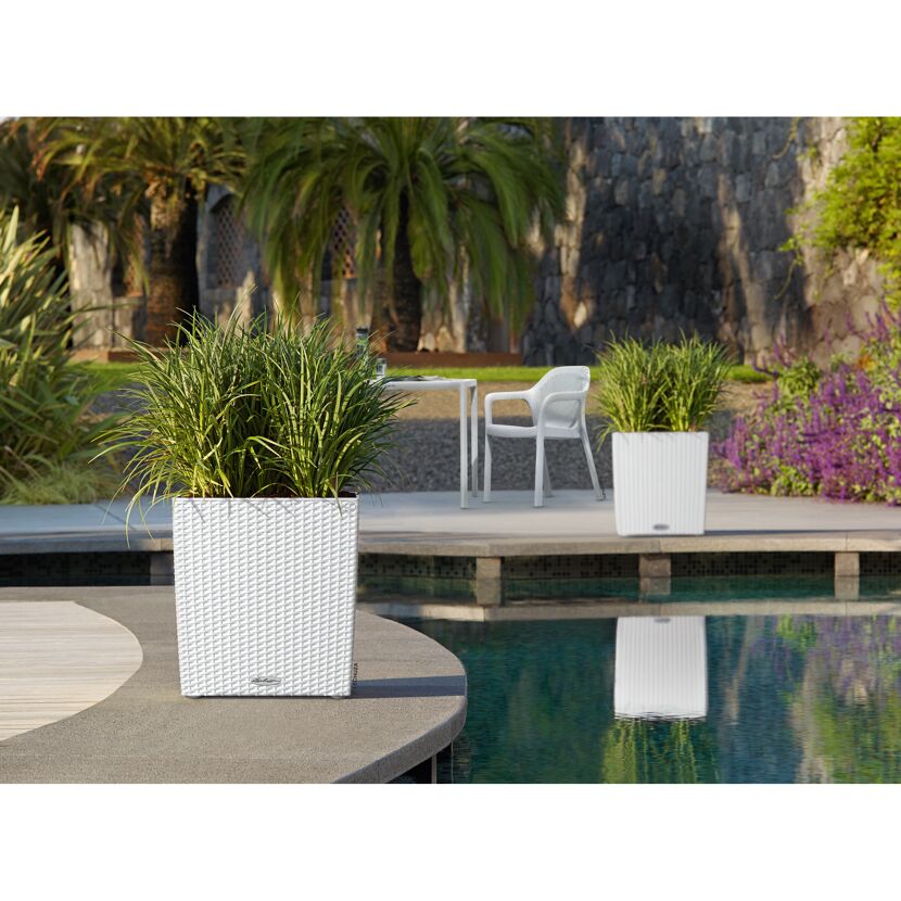 Zwei weiße Übertöpfe Cube Cott am Pool