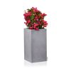 Grauer, rechteckiger, hoher Blumentopf mit rosa Bougainvillea