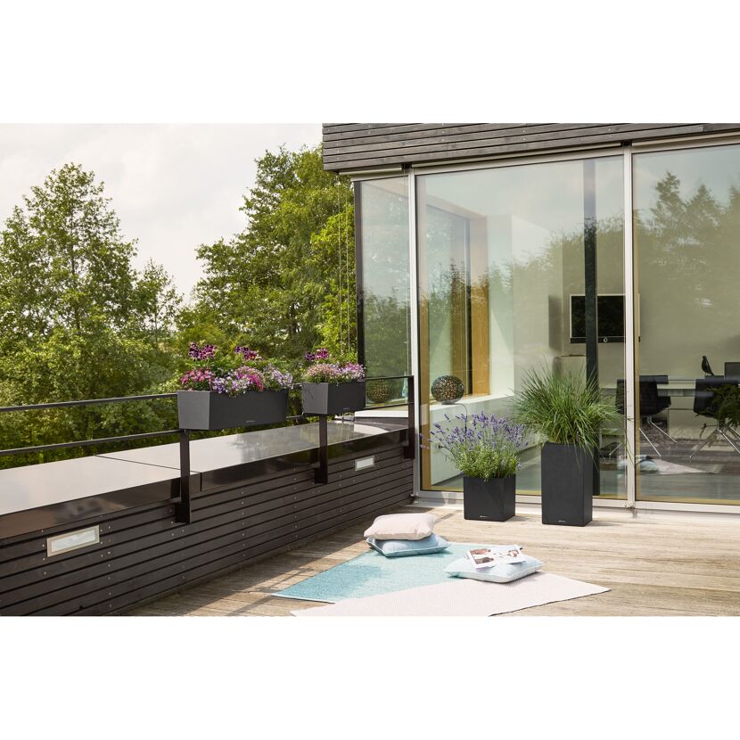 Balkon mit lechuza Balkonkästen und Pflanzen