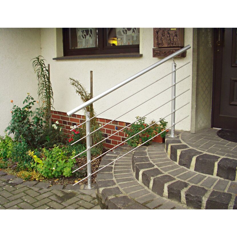 Silbernes Alu-Geländer mit Querstreben an einer Steintreppe.