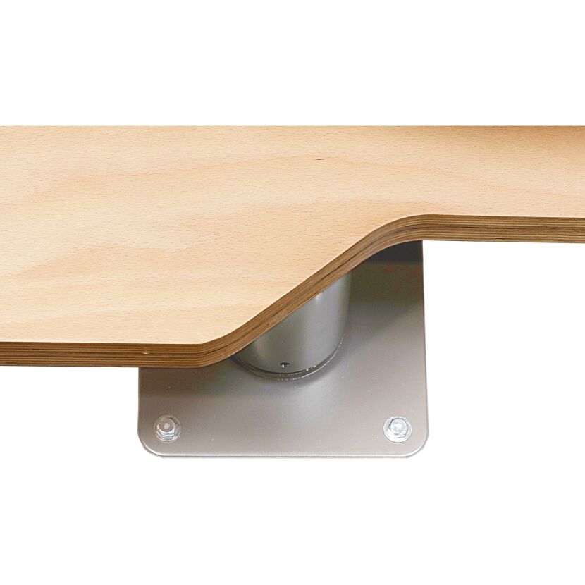 Holzstufe mit Metallhalterung